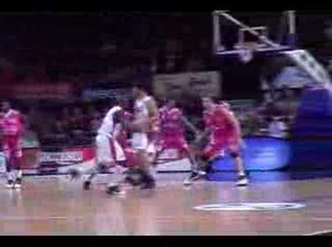 14 08-12-07 BCO-Pepinster - Elvir Ovcina met de fake en scor