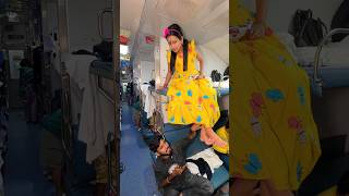 দুষ্টু বাচ্চাকে ট্রেনে একা ছেড়ো না 😅 #viralvideo #akhikiduniya #trendingshorts #funny #comedy