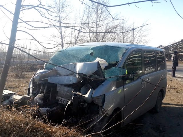 Автобус врезался в теплотрассу