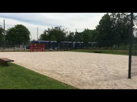 Vestiaires extérieurs, terrain de foot et ping-pong à la piscine de Hautepierre (Strasbourg)