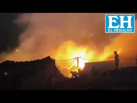 #Ambato | ▶️🎥  Combatieron incendio estructural en Santa Rosa. (02--07-2026) 🔥🔥