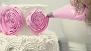 Confeitando o bolo com Rosas de chantilly