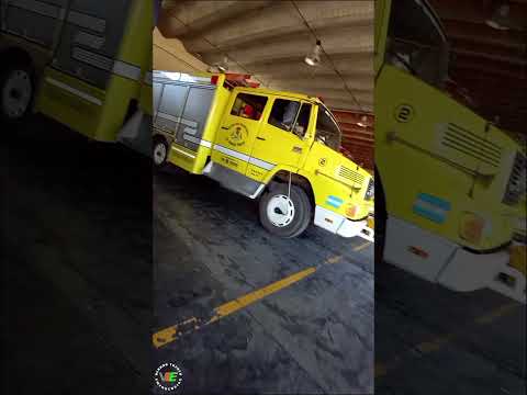 Un poco de los moviles que participaron en la caravana por el nuevo movil