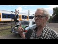 Auto aangereden door trein in Oisterwijk, bejaarde man aan dood ontsnapt