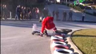 preview picture of video '1ª Descida de Natal em Carrinhos de Rolamentos Tondela 2008'