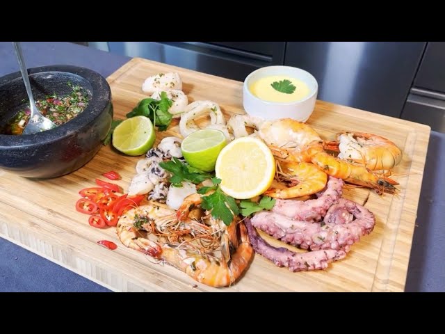 Video teaser for BBQ Master Rezeptidee: Seafoodplatte mit hausgemachten Aioli und Chimi Churri Saucen
