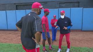 Entrenan glorias del Béisbol a lanzadores de Santiago de Cuba