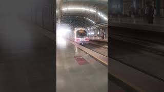 光の中に消えていくインド・デリーメトロの電車 delhi metro train departure #インド電車 #delhimetro #デリーメトロ #インド生活