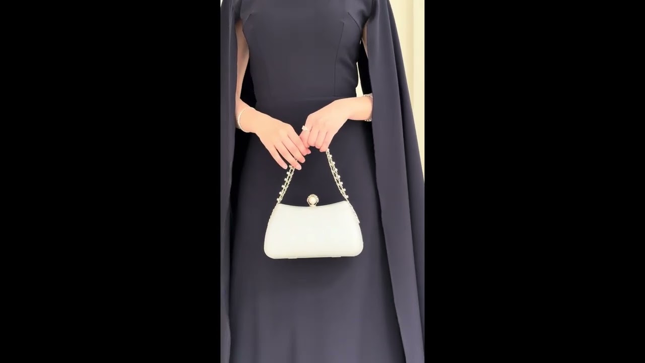 شنطة يد سهرة لامعة بسلسلة معدنية - اوف وايت