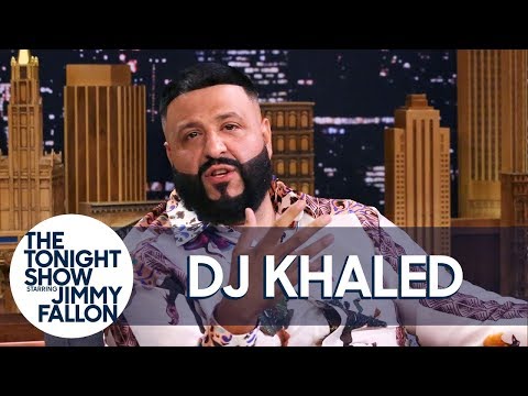 DJ KhaledがAsahdアルバムと "伝説の "SNLパフォーマンスの精神的な父をブレイクダウン (DJ Khaled Breaks Down His Spiritual Father of Asahd Album and "Legendary" SNL Performance)
