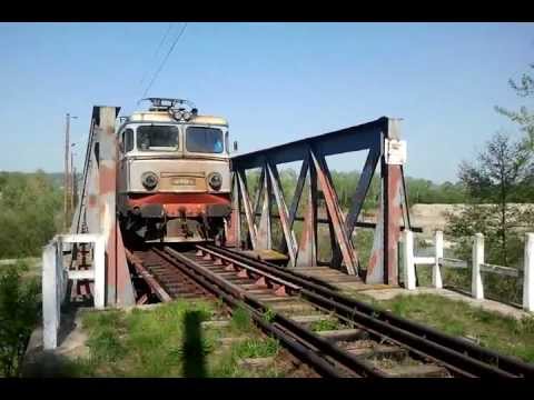 R 5743 Suceva-Ilva Mica cu 40-0139-2 trece podul peste Raul Suceava la Darmanesti ! 1.05.2012