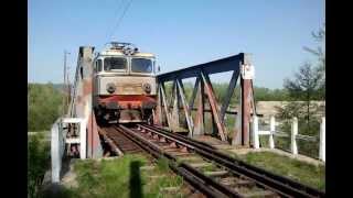preview picture of video 'R 5743 Suceva-Ilva Mica cu 40-0139-2 trece podul peste Raul Suceava la Darmanesti ! 1.05.2012'