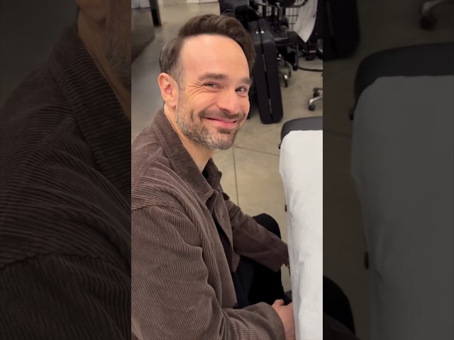 Vídeo relacionado con HWC Trading Charlie Cox Daredevil Regalos Impresos Autógrafo Firmado Presentación Fotomontaje Display Para Programa Televisual A3 Enmarcado