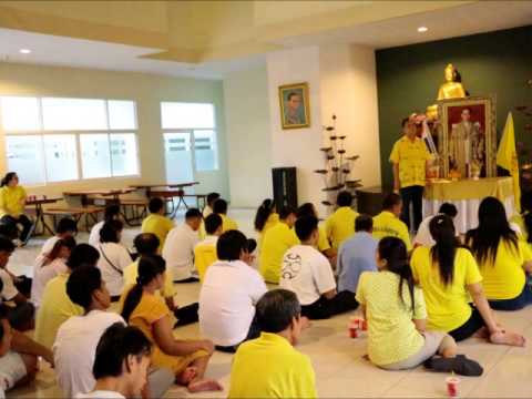 เพิ่มหน้าอกคิดเห็นยาพื้นบ้าน หน้าอกเล็กขี้อายในขณะที่คนที่แต่งตัวประหลาด