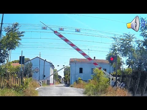 Passaggio a livello San Giuliano (AL) treno merci in transito # railroad crossing # bahnübergang
