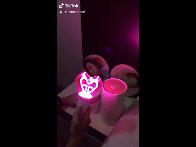 Vídeo relacionado con Genérico Lightstick Lámpara de concierto Luz LED Negro Rosa Palo Hiphop LED