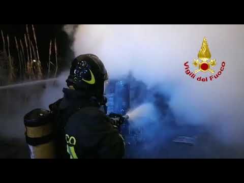 Sardegna, un camion in sosta distrutto dalle fiamme nella notte