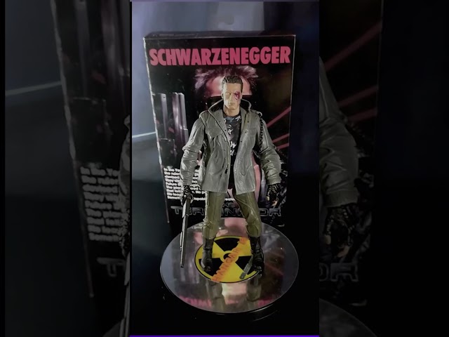 Vídeo relacionado con Figura de Terminator 51911 de 17,78 cm, Tech Noir T-800, Negro