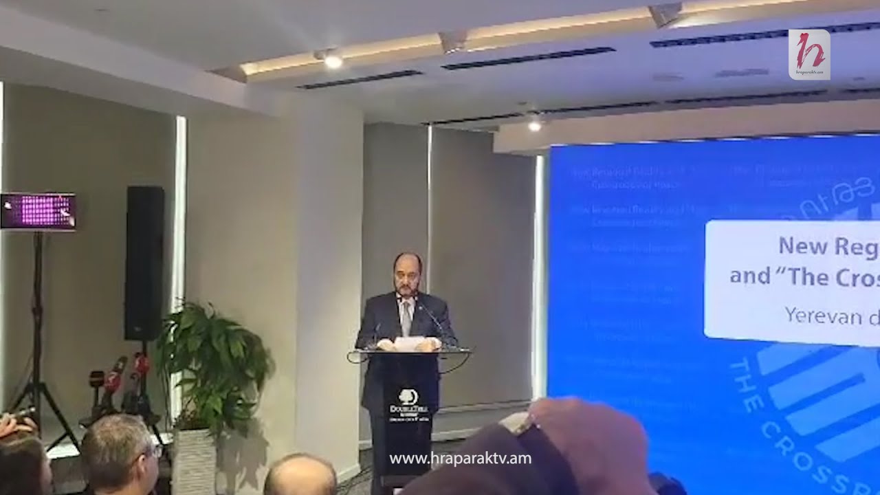 Արայիկ Հարությունյանը դեսպաններին ներկայացնում է «Խաղաղության խաչմերուկը»