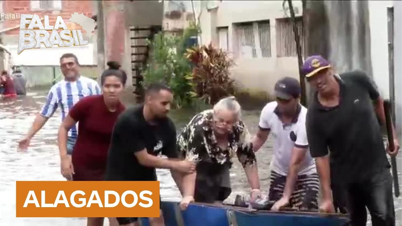 Moradores do Jardim Pantanal, alagado há quatro dias, usam botes para resgatar pertences e pessoas