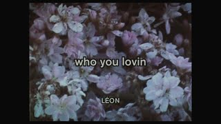 Kadr z teledysku Who You Lovin tekst piosenki LÉON