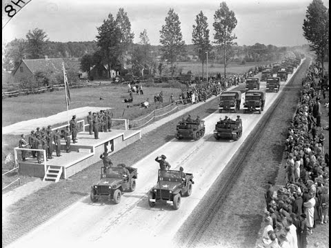 Canadese bevrijders houden in 1945 parade op vliegveld Eelde