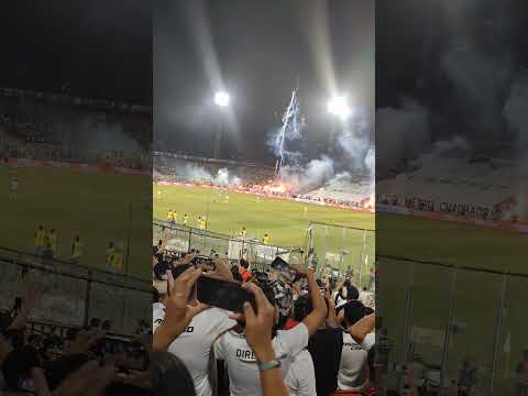 "La hinchada y el homenaje al Rey del metro cuadrado: Don Carlos Humberto Caszely " Barra: Garra Blanca &bull; Club: Colo-Colo