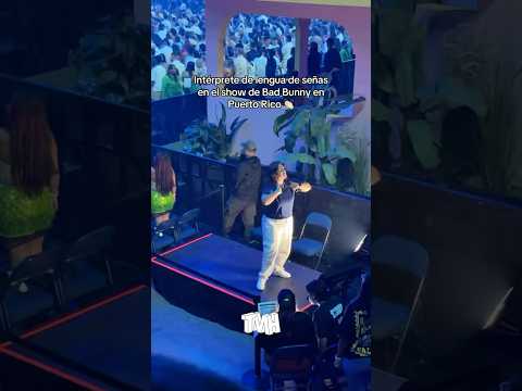 Intérprete de lenguaje de señas en el show de Bad Bunny