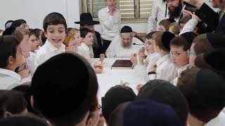🎼מה ריגש את המנהיג? צפו בתיעוד המרתק של המנהיג הרב לנדו בוחן את הילדים, מדריכם, ומאזין לניגון המיוחד