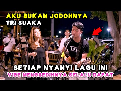 AKU BUKAN JODOHNYA - TRI SUAKA (LIRIK) LIVE NGAMEN PENDOPO LAWAS BY NABILA MAHARANI FT TRI SUAKA