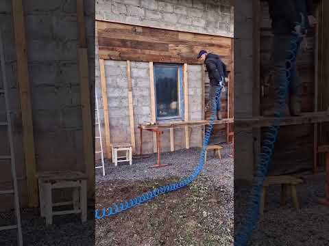 Montaż starych desek na elewację