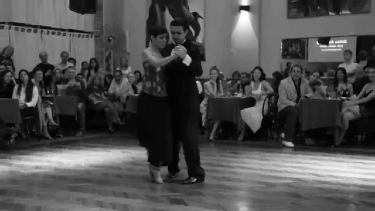 Laly Victoria y Leandro Header  bailan al Salon Canning
