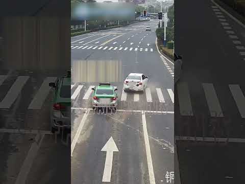 Red Light Rumble: Taxi’s Wild Last-Second Dash #truck #car #carfails #truckchina #truckfail