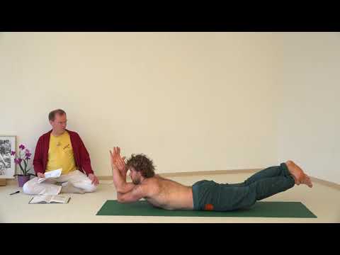 Hasta Garudasana in Shalabhasana - Asana Lexikon 592