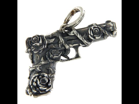 Pandantiv Argint 925 Pistol Vintage cu Trandafiri – Contrast între Forță și Eleganță