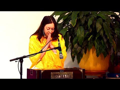 Satsang + Meditation + Mantrasingen + Arati mit Sarada - Yoga Vidya live 07:00 Uhr - 13.11.2020