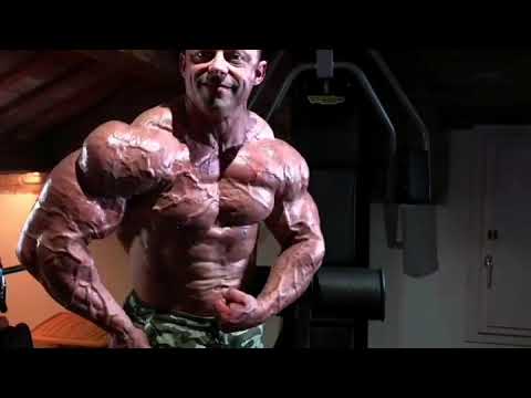 Hot Italian Bodybuilder Muscle Flexing