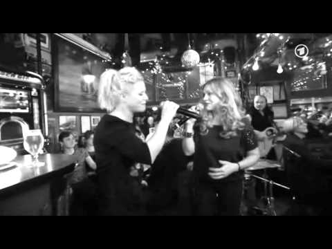 Inas Nacht Silly Kopf an Kopf