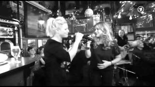 Inas Nacht Silly Kopf an Kopf