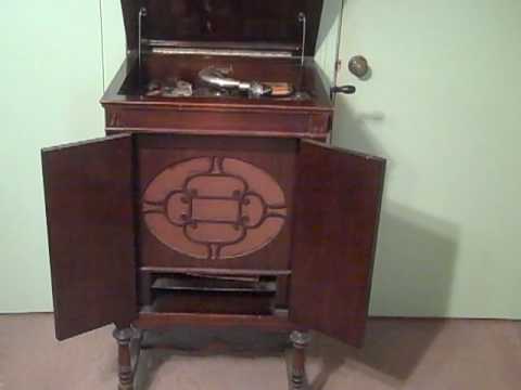 The Clevelanders Harry Reser Franklyn Baur - Red Lips, Kiss My Blues Away - Roaring 20's.MP4