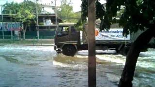 preview picture of video 'Bangkok 2011 floods, Chatuchak district'