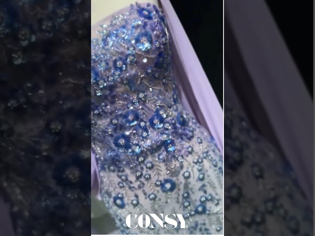 فستان سهرة أرجواني فاخر بتصميم مطرز بالكاميليا والكريستال