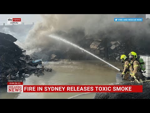 Fire in southwest Sydney creates toxic smoke