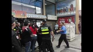 preview picture of video 'Desfile 15 de setiembre 2012 en San José | Policías retienen a joven'