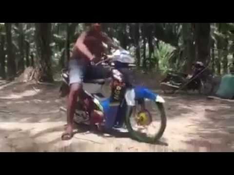 Thanh niên diễn sâu khi nẹt pô