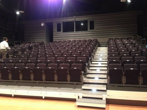 IKOZAの多目的ホールの観客席が収納されるところ