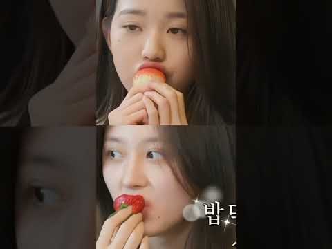 how gaeul eat strawberries vs wonyoung