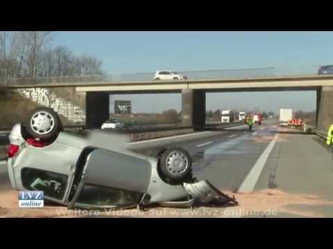 PKW kollidiert auf A14 mit Sattelzug und überschlägt sich