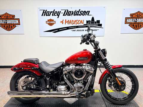 2026 FXBB Harley-Davidson® Street Bob® Brilliant Red Chrome Laced Wheels