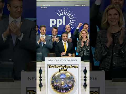 Dow falls nearly 900 points, Nasdaq dives 4% as stock sell-off gathers steam